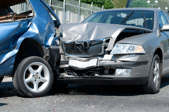 Zwei Autos nach einem Auffahrunfall