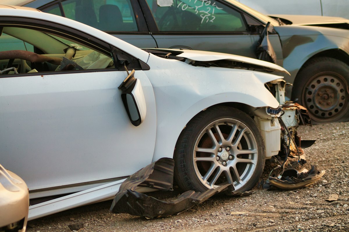 Wei&szlig;es Auto mit Totalschaden an der Front