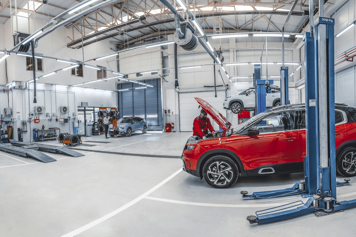 Kfz-Werkstatt mit Hebeb&uuml;hnen